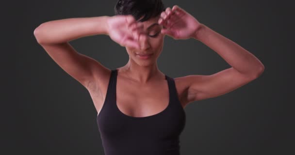 Mujer Sexy Vestido Negro Apretado Bailando Sobre Fondo Gris Primer — Vídeos de Stock