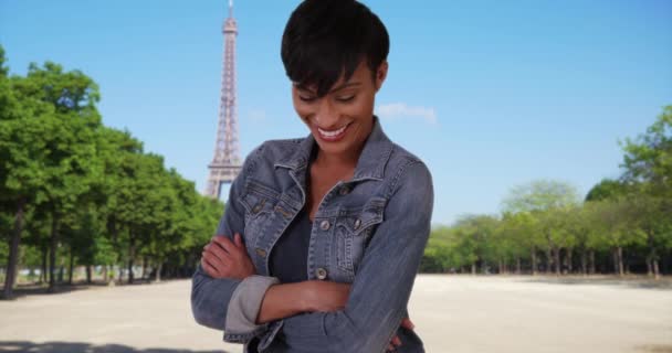 迷人的年轻非洲游客自信地站在埃菲尔铁塔外 美丽的非洲裔美国女人在法国巴黎度假时高兴地摆姿势 — 图库视频影像