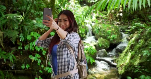 Japans Vrouw Nemen Selfies Haar Wandeling — Stockvideo