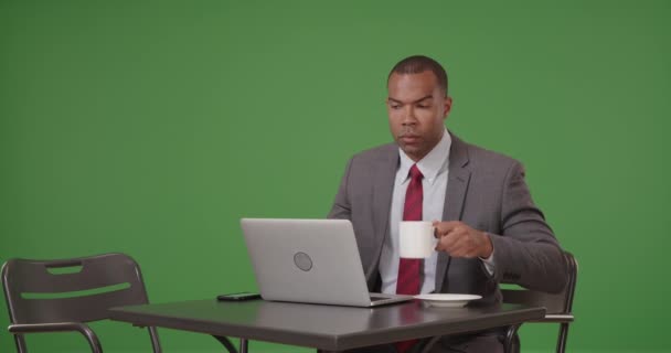 Czarny Biznesmen Pracuje Laptopie Sącząc Kawę Zielonym Ekranie Zielonym Ekranie — Wideo stockowe