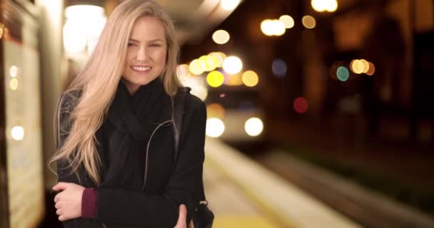 Güzel Genç Kadın Kameraman Dikkat Dağınıklığı Yüzünden Treni Kaçırıyor — Stok video