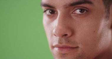 Yeşil ekranda gülümseyen mutlu İspanyol Milenyum Turisti 'ne yakın çekim. Anahtar ya da birleşik olmak üzere yeşil ekranda.