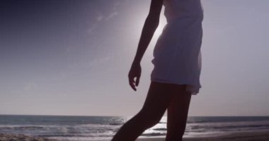 Sahilde dans eden kadının yakın çekimi.