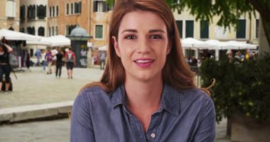 Çekici beyaz tenli bir esmer, İtalyan ortamında bir arkadaşıyla güzel bir sohbet ediyor. Genç bir milenyum kadını İtalya 'da bir arkadaşıyla görüntülü konuşma yapıyor. 4k