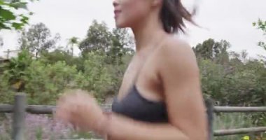 Asyalı kadın parkta çalıştıran