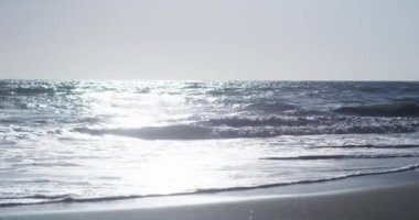 Sahilde okyanus dalgaları