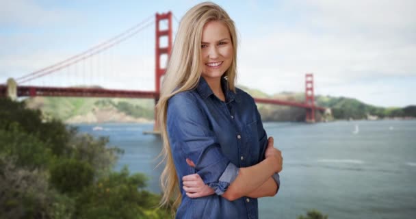 Ελκυστική Ξανθιά Γυναίκα Χαμογελά Μπροστά Στη Γέφυρα Γκόλντεν Γκέιτ — Αρχείο Βίντεο