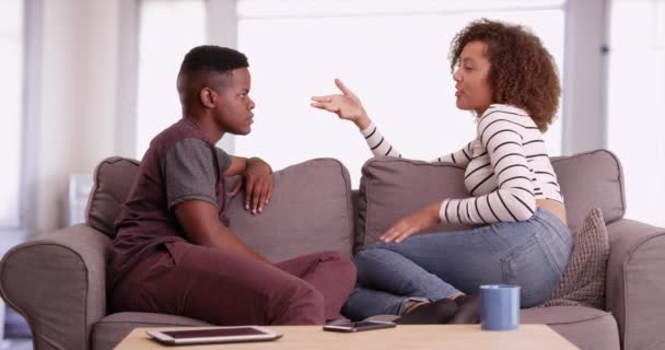 Homens Mulheres Afro Americanos Conversam Enquanto Relaxam Seu Sofá Sua — Vídeo de Stock