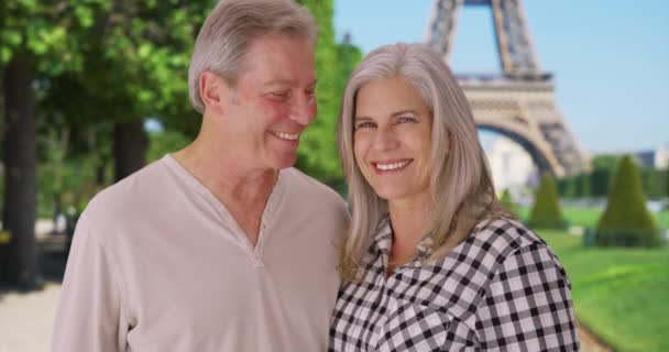 Pareja Ancianos Blancos Vacaciones París Están Felices Frente Torre Eiffel — Vídeos de Stock