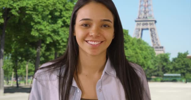 Vrijblijvend Portret Van Vrolijke Lachende Colombiaanse Vrouw Bij Eiffeltoren Vreugdevolle — Stockvideo