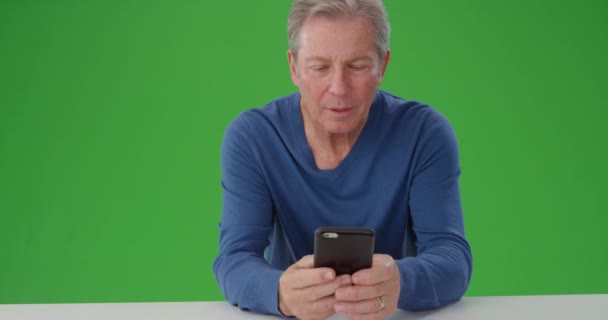 Snygg Medelålders Man Ringer Samtal Med Mobiltelefon — Stockvideo