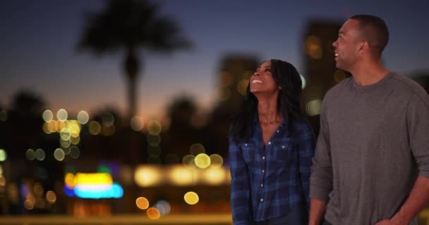 Piękna Młoda Para Afroamerykanów Ulicy Nocy Szczęśliwa Czarna Para Uśmiechem — Wideo stockowe