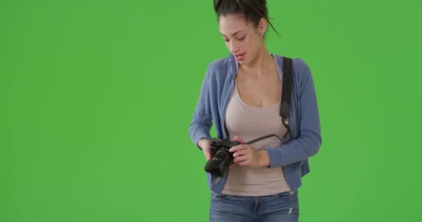 Una Mujer Latina Toma Fotos Pantalla Verde Pantalla Verde Para — Vídeos de Stock