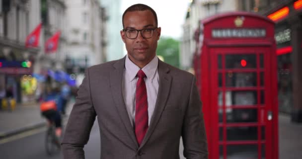 Fier Homme Affaires Africain Londres Regardant Caméra Avec Confiance Extérieur — Video