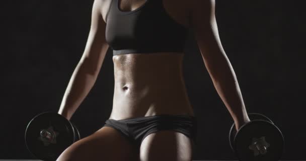 Femeia Fitness Transpiră După Antrenament Ținând Gantere — Videoclip de stoc