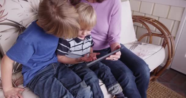 Matka Dwóch Synów Czytanie Komputer Typu Tablet — Wideo stockowe