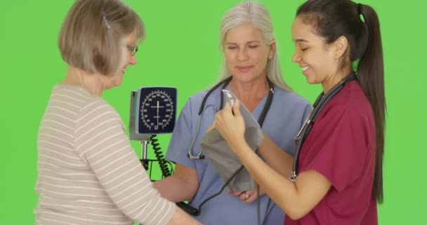 Rn培训护理专业学生在绿色屏幕上检查病人的血压 在绿色屏幕上键入或合成 — 图库视频影像