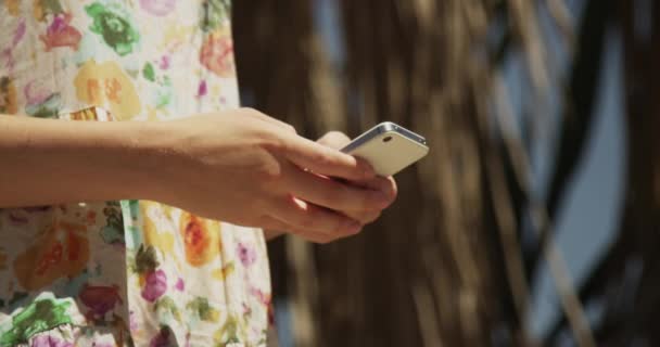 若い女性は屋外携帯電話でテキストメッセージ — ストック動画