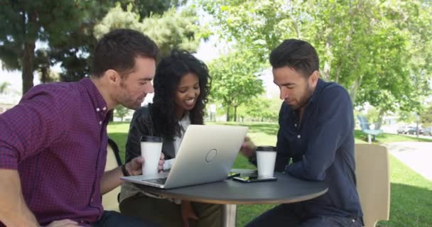 Tre Amici Seduti Caf Talk All Aperto Utilizzando Laptop Cellulare — Video Stock