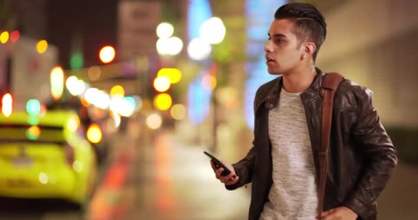 Hombre Latino Milenario Llamando Taxi Viajando Compartiendo Servicio Calle Ciudad — Vídeo de stock