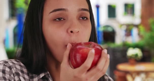 Latina Schmeckt Den Geschmack Eines Frischen Apfels Einem Schönen Tag — Stockvideo