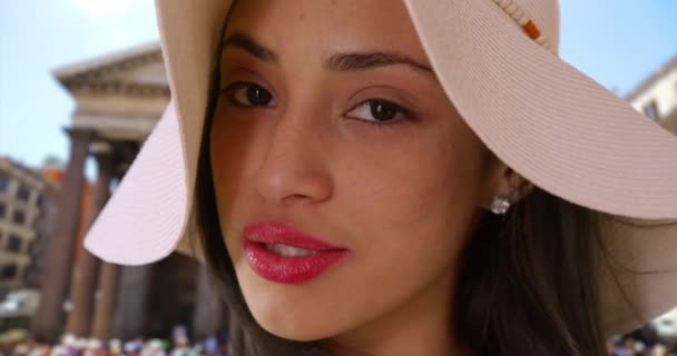 Güzel Spanyol Bayanın Gözlerini Kapayıp Huzur Içinde Gülümsediği Bir Sahne — Stok video