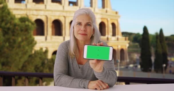 Mujer Blanca Envejecida Muestra Cámara Algo Pantalla Teléfono Inteligente Anciana — Vídeo de stock