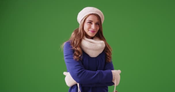 Kışın Giyinen Yeşil Ekranda Kameraya Gülümseyen Kadın Portresi Anahtar Birleşik — Stok video