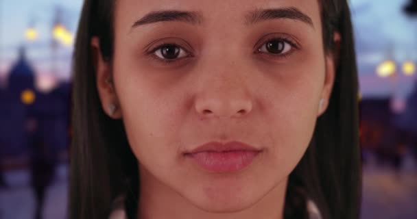 Mooi Latina Meisje Staart Aandachtig Naar Camera Een Avond Rome — Stockvideo