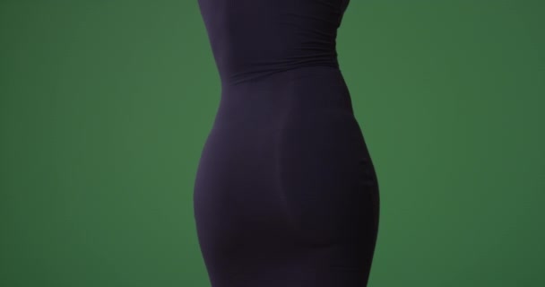 Detrás Una Sexy Mujer Negra Vestido Negro Apretado Bailando Pantalla — Vídeos de Stock