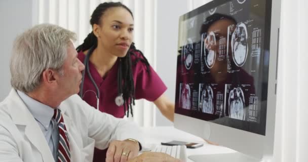 Médecins Examinant Radiographie Cérébrale Patient — Video