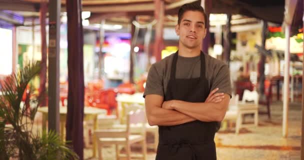 Vrolijke Knappe Jonge Latino Ober Staat Patio Van Het Restaurant — Stockvideo