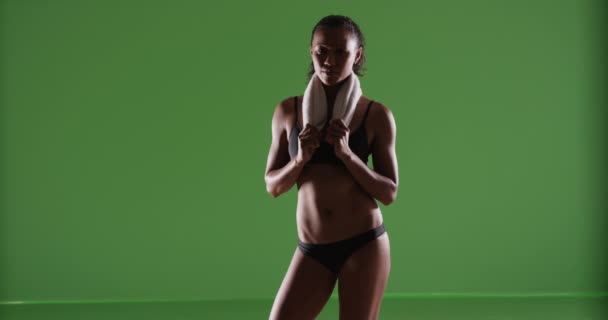 Zole Edilmiş Karışık Irktan Atlet Bir Kadın Yeşil Ekranda Kameraya — Stok video
