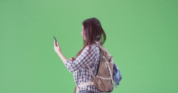 Азійська Жінка Може Отримати Послуги Мобільного Язку Пустелі Зеленому Екрані — стокове відео