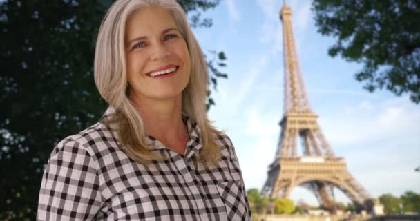幸福成熟的女人站在艾菲尔铁塔的后面 全景尽收眼底 在法国旅行的自信的高加索女人对着摄像机微笑 — 图库视频影像
