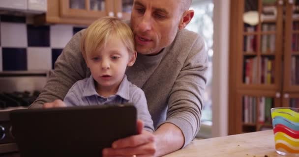 Pohledný Střední Věku Otec Synem Při Pohledu Tabletový Počítač — Stock video