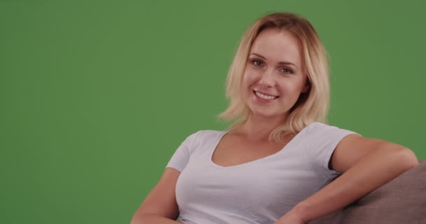 Mulher Atraente Sorrindo Sofá Olhando Para Câmera Tela Verde Tela — Vídeo de Stock
