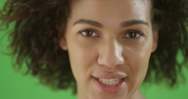 Close Uma Menina Millennial Afro Americana Olhando Para Câmera Tela — Vídeo de Stock