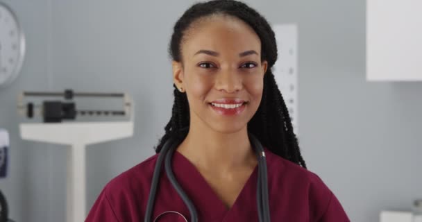 Mulher Negra Médico Sorrindo Para Câmera — Vídeo de Stock