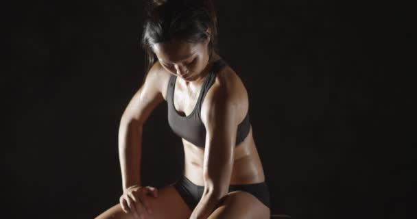 Femeia Fitness Transpirație Ridicarea Greutăților — Videoclip de stoc