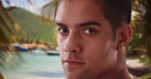 Närbild Porträtt Millennial Spansktalande Turist Karibiska Stranden Semester Latino Man — Stockvideo