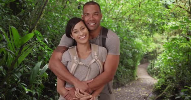 アフリカ系アメリカ人のカップルがジャングルの中で抱き合っている 歩道で肖像画のポーズをとりながら 黒人男性と女性が抱き合っている — ストック動画