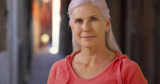 Портрет Милой Зрелой Женщины Улыбающейся Камеру Счастливая Здоровая Пожилая Женщина — стоковое видео