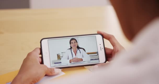 Maduro Médico Femenino Video Chat Teléfono — Vídeos de Stock