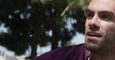 Grup konuşmalarını dinleyen adama yakın çekim