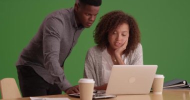 Milenyum çalışanları yeşil ekranda tablet ve dizüstü bilgisayar kullanarak notları karşılaştırıyor. Anahtar ya da birleşik olmak üzere yeşil ekranda.