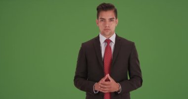 Kendine güvenen genç İspanyol iş adamı yeşil ekranda. Anahtar ya da birleşik olmak üzere yeşil ekranda.