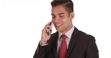Genç İspanyol iş adamı akıllı telefondan konuşuyor. Fotokopi alanı olan saf beyaz bir geçmişi var. Milenyum Latin işadamı takım elbiseli ve kravatlı cep telefonuyla konuşuyor. 4k