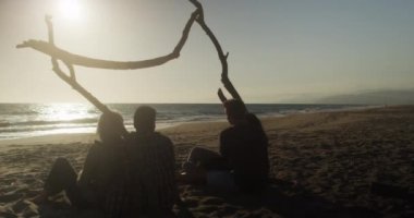 Arkadaş sahilde uzanan Çift Kişilik