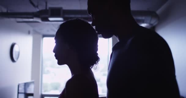 Silhouette Romantikus Pár Csók Ölelés Lakásban — Stock videók